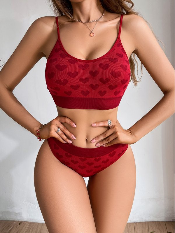 Sexy seamless lingerie set for women with adjustable shoulder straps and heart-shaped design