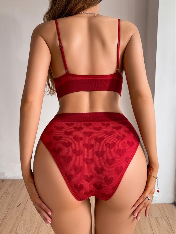 Sexy seamless lingerie set for women with adjustable shoulder straps and heart-shaped design