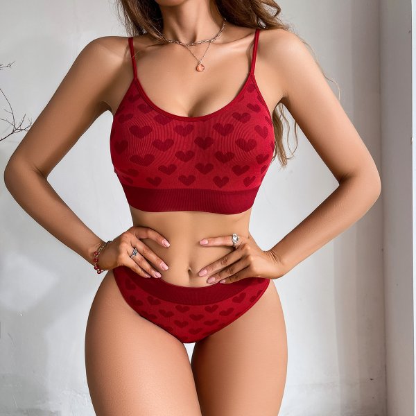 Sexy seamless lingerie set for women with adjustable shoulder straps and heart-shaped design